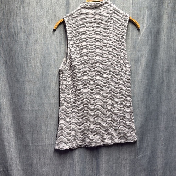 Deletta Textured Gray and Cream sleeveless blouse size medium - Picture 7 of 9